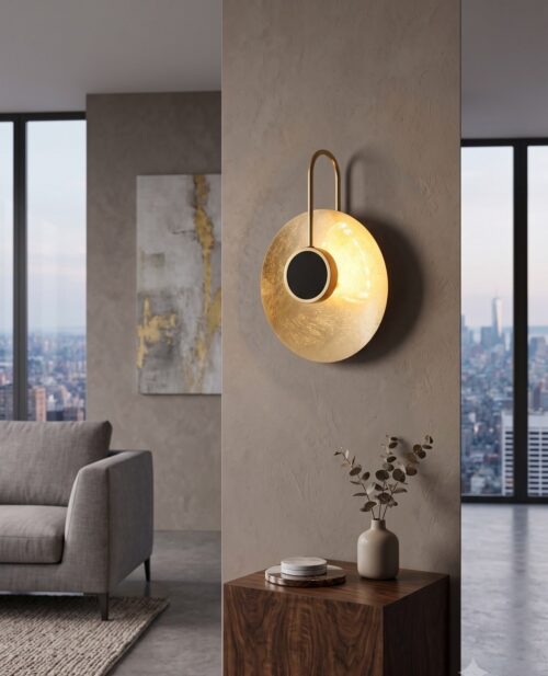 Pirinç askı kollu, siyah merkezli altın disk gövdeli U28 x Y38 cm duvar apliği, salon duvarında
