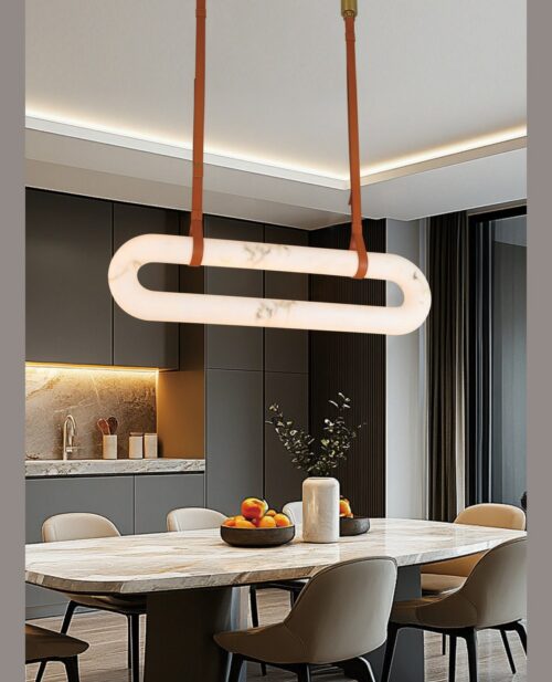 Mutfak adası üzerinde tavandan sarkan, alabaster oval halkalı ve deri kayışlı Ø25×U80×8 cm avizenin farklı sahne görünümü