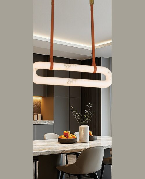 Salon tavanında asılı, iki deri kayışlı ve alabaster oval halkalı Ø25×U80×8 cm avizenin sahne görünümü