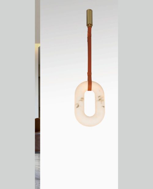 Tek deri kayışla asılı, 25×40×8 cm küçük oval alabaster halkalı avizenin çapraz açıdan stüdyo çekimi