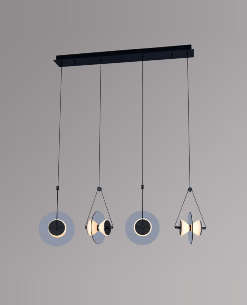 116 × 150 cm ölçülerinde antik pirinç detaylı, 4 farklı yükseklikte sarkıt küme avize