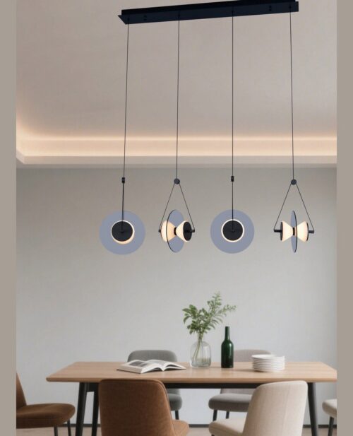 Siyah çubuk gövdeye tutturulmuş, antik pirinç detaylı 116×24×150 cm dört sarkıtlı (disk ve papyon formlu) avizenin stüdyo çekimi