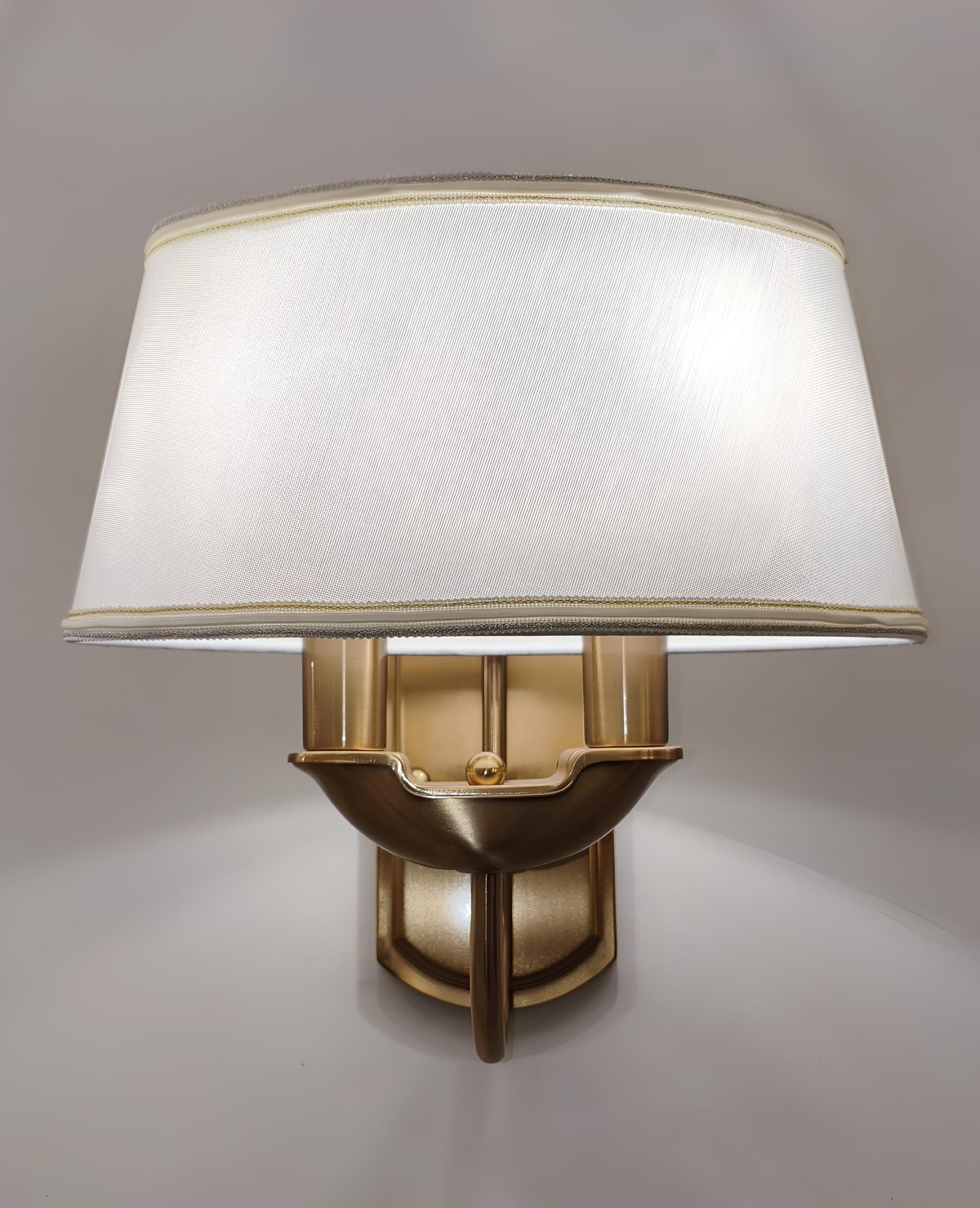 G12 × D22 × Y29 cm ölçülerinde, Antik Pirinç kaplamalı duvar apliği — 6271/2W