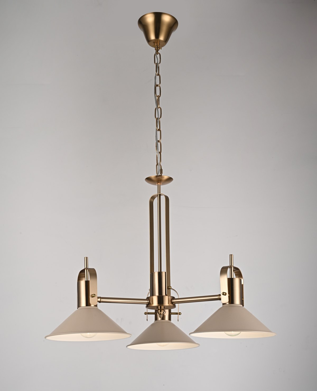 gri ve pirinç kaplamalı, 63 × Y51 cm ölçülerinde sarkıt avize.