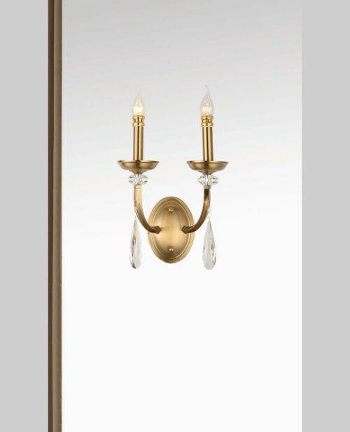 Açık gri fon önünde antik pirinç kaplamalı, kristal damlalı iki kollu G38×D23×Y37 cm duvar apliği