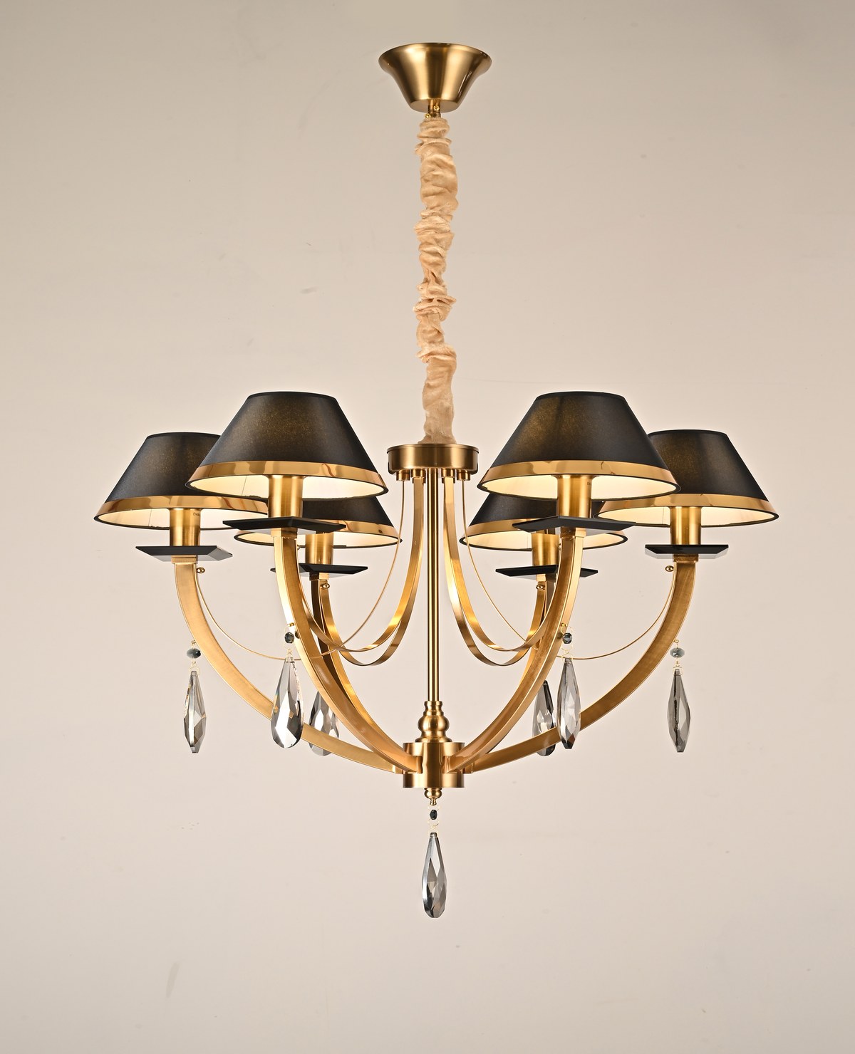 pirinç kaplamalı, 66 × Y65 cm ölçülerinde sarkıt avize.