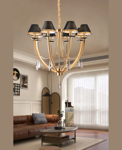 Salon köşesinde tavana monte, pirinç kollu ve siyah abajurlu 82×Y77 cm 8 ışıklı avizenin farklı açıdan görünümü