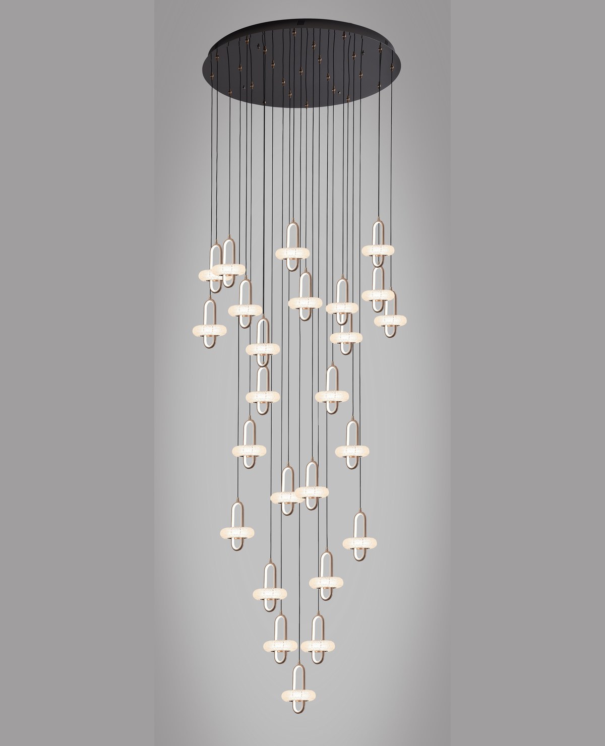 U100 × 400 cm ölçülerinde Pirinç, Kristal detaylı 6372-25 avize, nötr fonda ana görsel