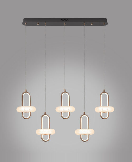U120 × Y150 cm ölçülerinde pirinç gövdeli, kristal detaylı 5 ışıklı sarkıt avize