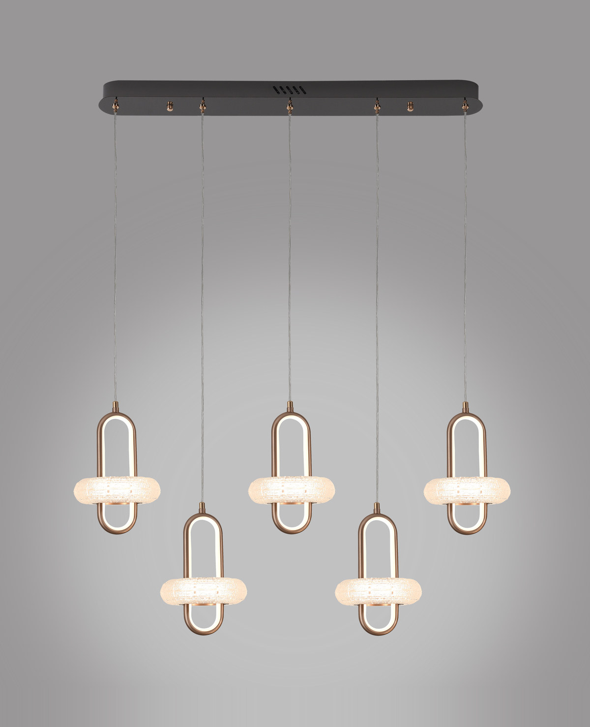 U120 × Y150 cm ölçülerinde pirinç gövdeli, kristal detaylı 5 ışıklı sarkıt avize