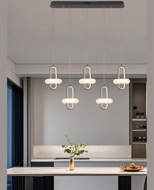 Merdiven boşluğunda çok sayıda kablodan sarkan, pirinç halkalı ve kristal opal başlıklı U120×150 cm avizenin geniş açılı görünümü