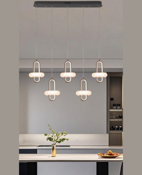 Merdiven boşluğunda tavandan sarkan, pirinç halkalı ve kristal aydınlatma başlıklı U120×150 cm çok noktalı avizenin sahne görünümü