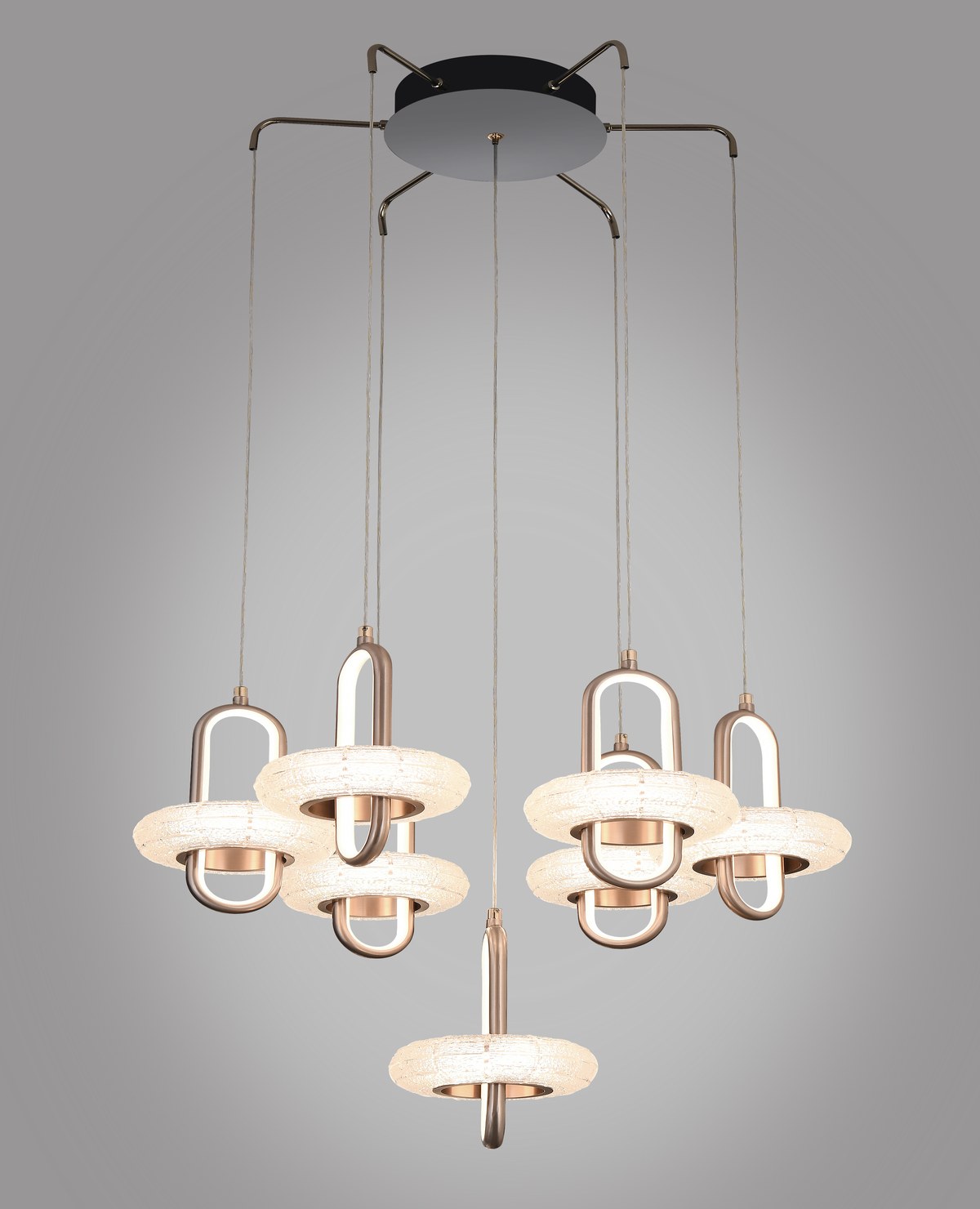 pirinç ve kristal kaplamalı, Ø50 × 150 cm ölçülerinde sarkıt avize.
