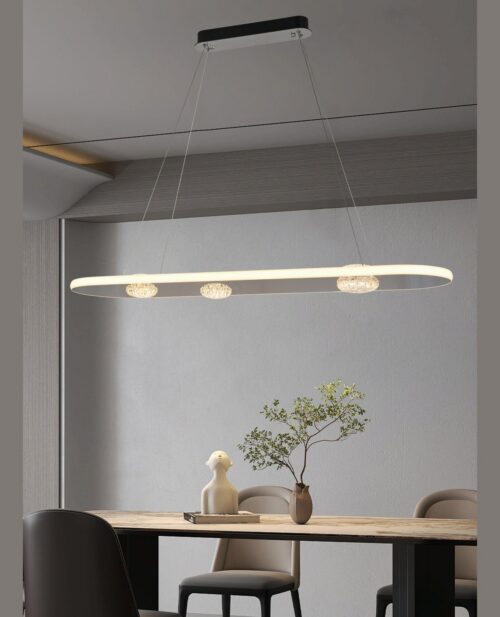 Yemek masası üzerinde siyah gövdeli, kristal küre aksanlı U120 cm oval LED halka sarkıt avize
