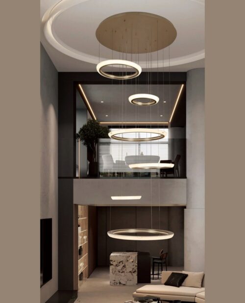 Çift katlı hol boşluğunda pirinç kaplamalı, çok katlı halka desenli 110×Y350 cm kristal sarkıt avize