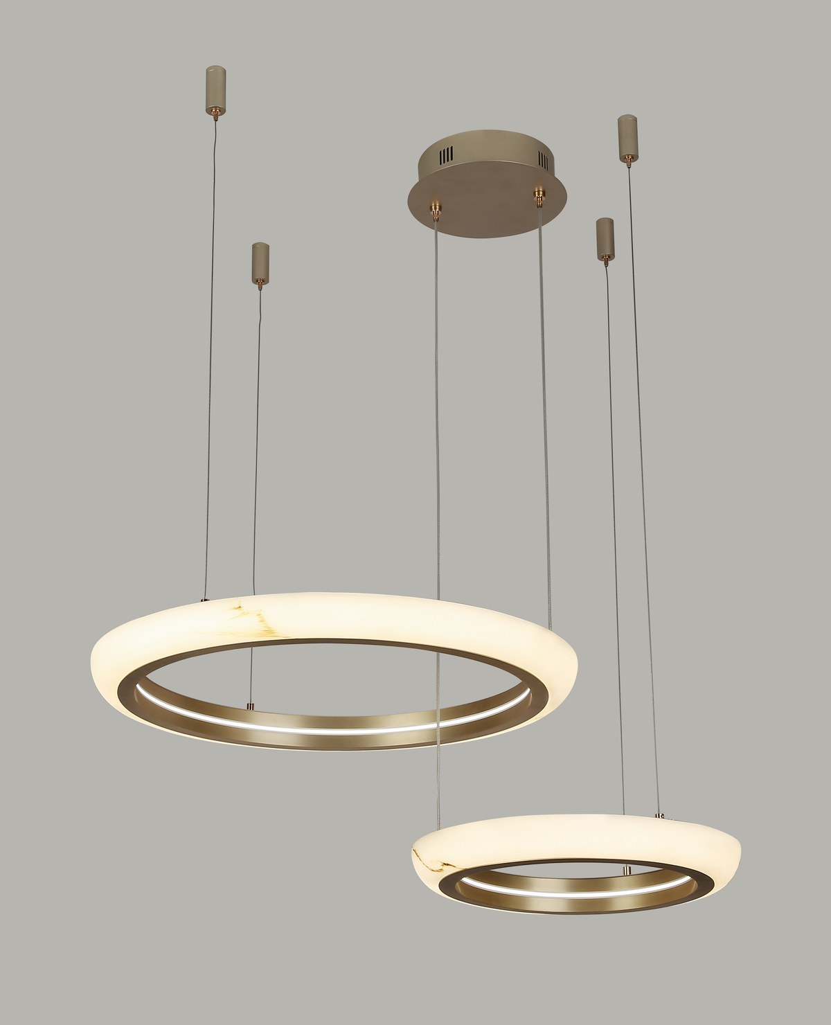pirinç ve kristal kaplamalı, 60+40 × 150 cm ölçülerinde sarkıt avize.