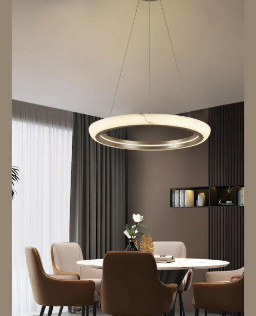 Yemek odasında tavandan sarkan, alabaster taşlı ve pirinç ışıklı halka gövdeli 60×120 cm avizenin geniş açılı sahne görünümü