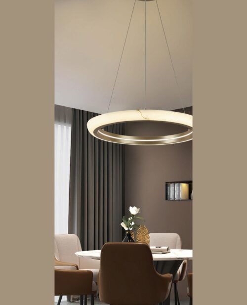 Yuvarlak yemek masası üzerinde tavandan sarkan, alabaster gövdeli ve pirinç LED halkalı 60×120 cm avizenin farklı açıdan görünümü
