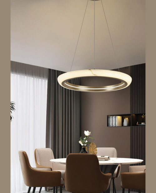 Yemek masası üzerinde asılı, alabaster taşlı ve pirinç iç halkalı 60×120 cm LED ışıklı yuvarlak avizenin sahne görünümü