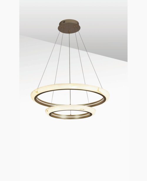 Yemek masası üzerinde asılı, iki katlı alabaster gövdeli ve pirinç LED halkalı Ø80×150 cm avizenin sahne görünümü
