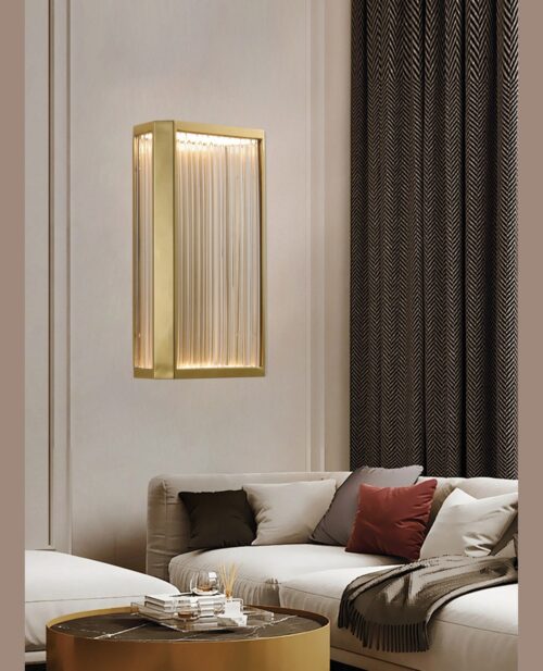 Salon duvarında asılı, pirinç çerçeveli ve dikey oluklu cam çubuklu 25×15×Y45 cm dikdörtgen apliğin sahne görünümü