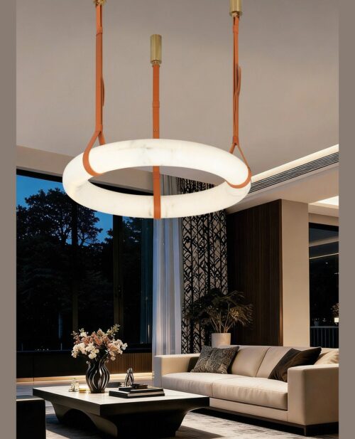 Salon tavanında alabaster halkalı, deri kayış askılı Ø60×10 cm sarkıt avize