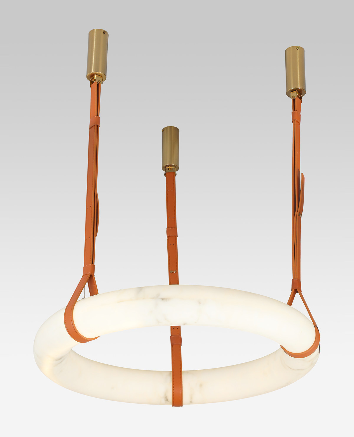 Ø80 cm ölçülerinde alabaster panelli, pirinç çerçeveli yuvarlak avize
