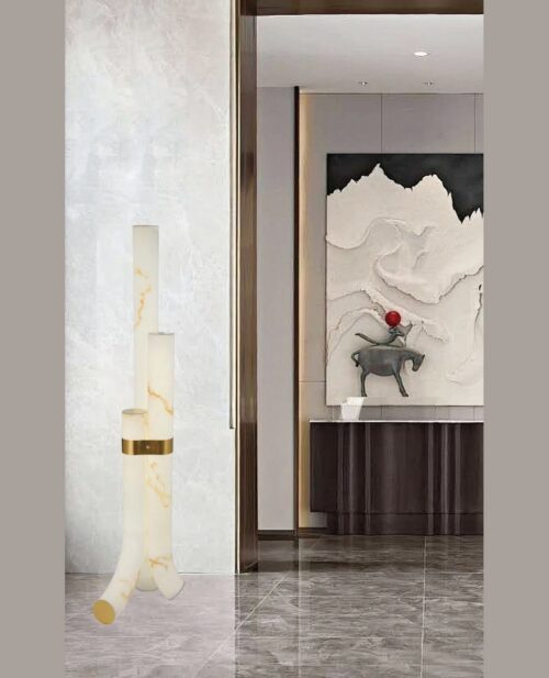 Lobi girişinde köşede duran, pirinç bantlı ve alabaster desenli üç borulu 150 cm boy lambader