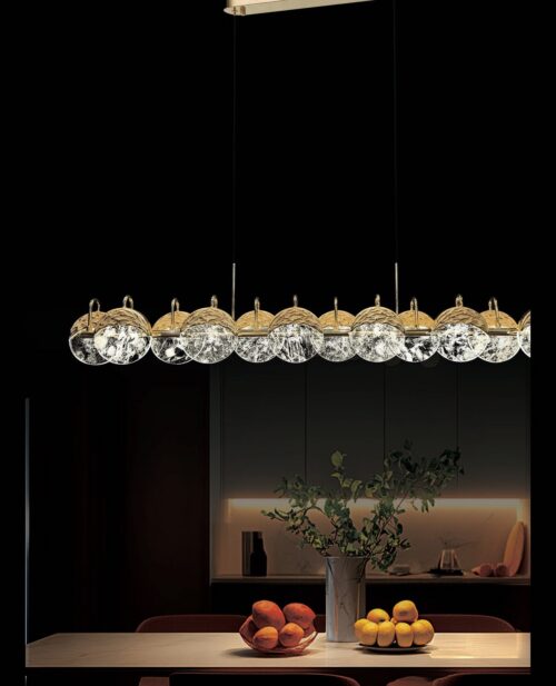 Yemek masası üzerinde altın pirinç gövdeli, kristal küre dizili U121×G11×Y120 cm bar sarkıt avize