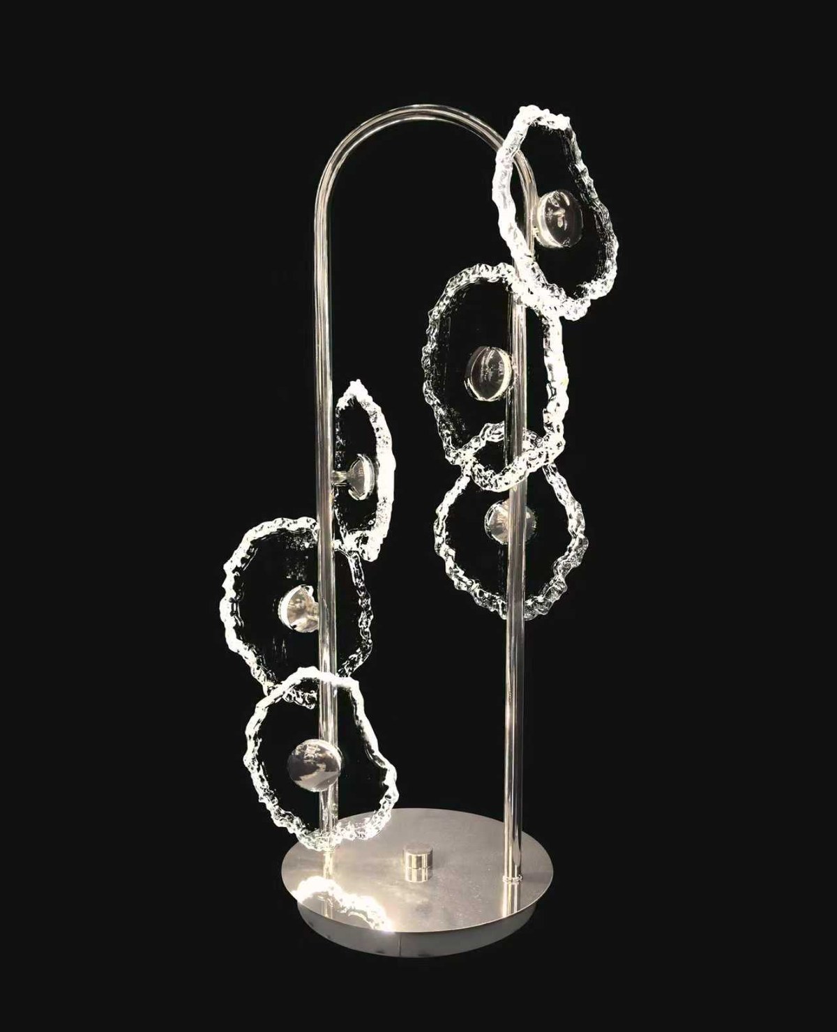 alabaster ve pirinç kaplamalı, G24 × Y53 cm ölçülerinde masa lambası.