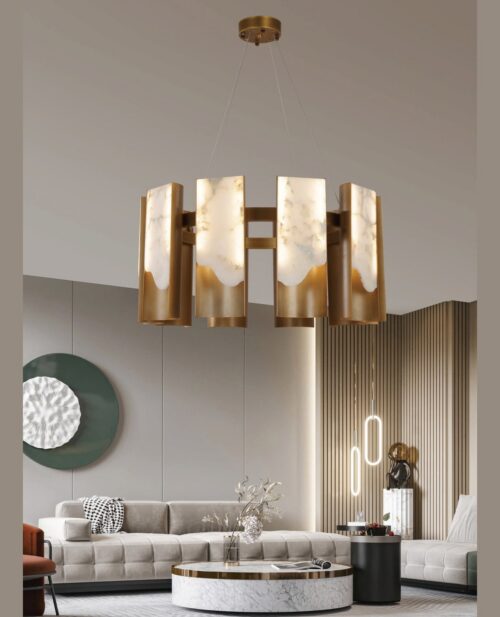 Oturma alanında tavandan sarkan, alabaster ve pirinç kaplamalı Ø60×Y40 cm sekiz panelli avizenin geniş açılı sahne görünümü