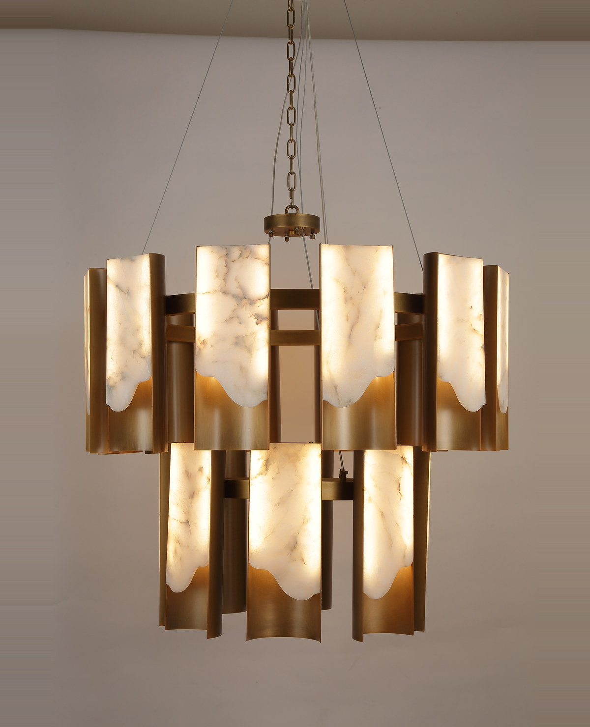 Ø98 × Y80 cm ölçülerinde alabaster panelli, pirinç çerçeveli davul avize