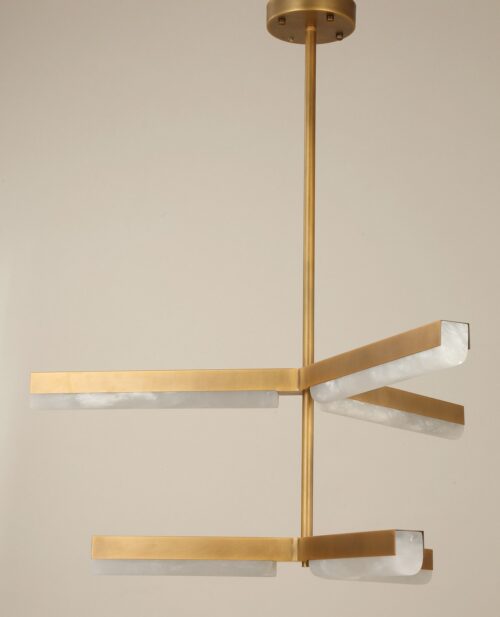 78 × Y130 cm ölçülerinde, Alabaster, Pirinç kaplamalı avize, aydınlatılmış hâliyle — NHB-C166-L2-BB