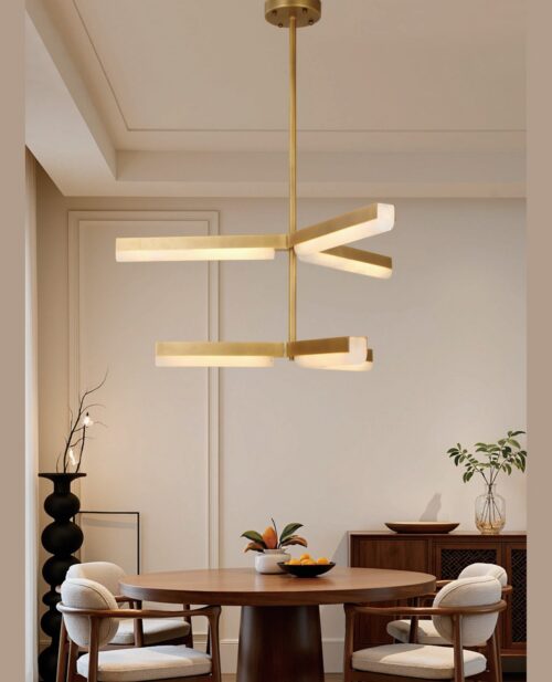 Yemek masası üzerinde alabaster panelli, pirinç gövdeli 78×Y130 cm çift katlı lineer sarkıt avize