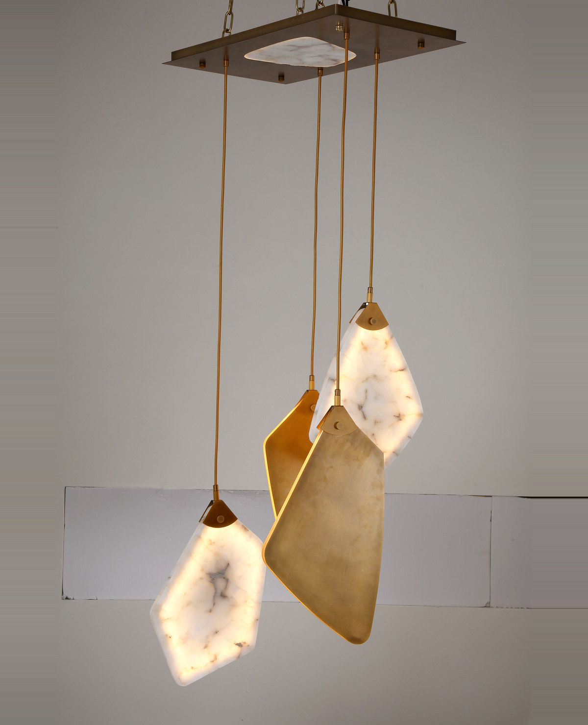 U60 × Y120 cm ölçülerinde 4 adet alabaster kristal formlu sarkıt küme avize