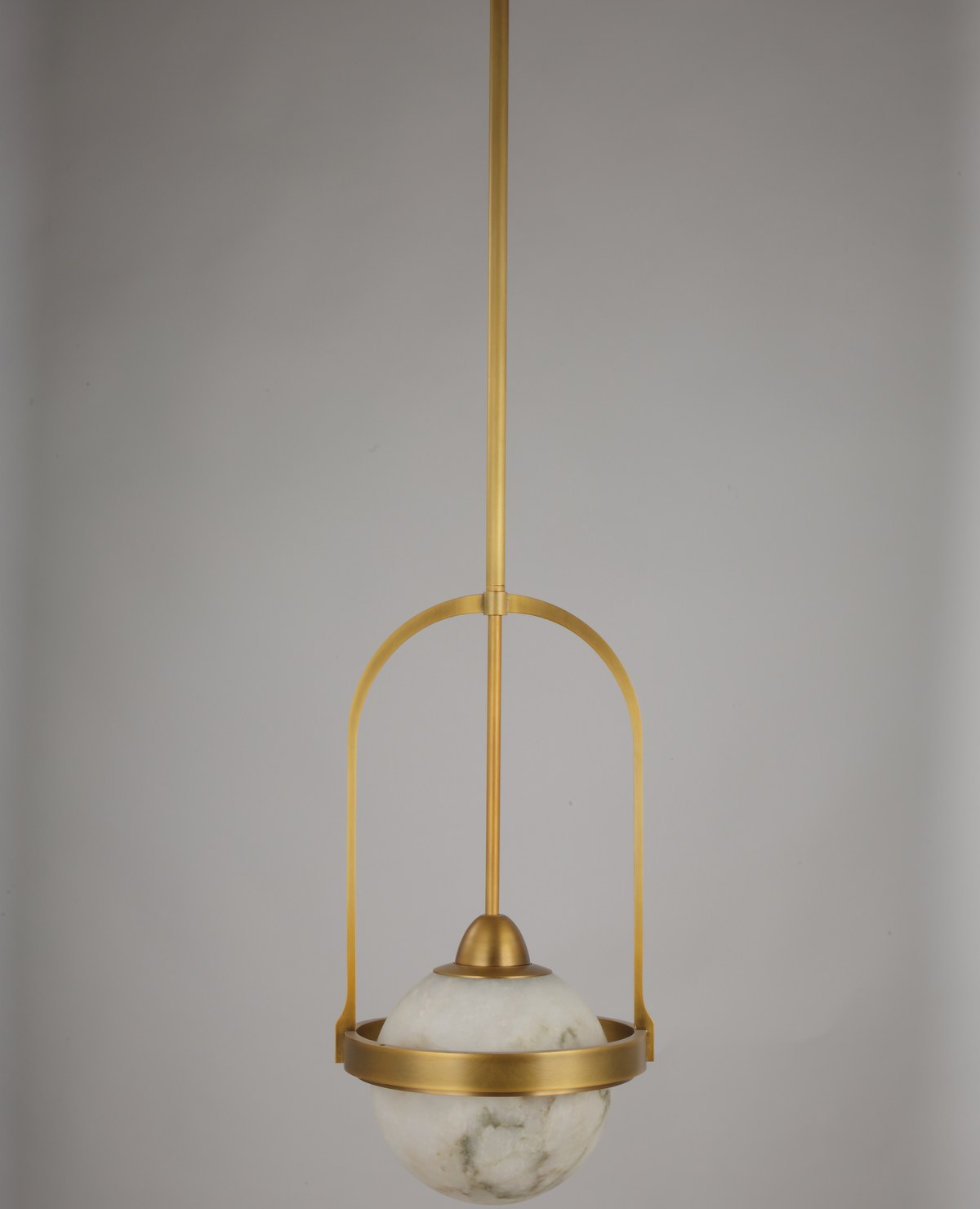 Ø26.5 × Y98 cm ölçülerinde, Alabaster, Pirinç kaplamalı avize — NHB-P110-BB