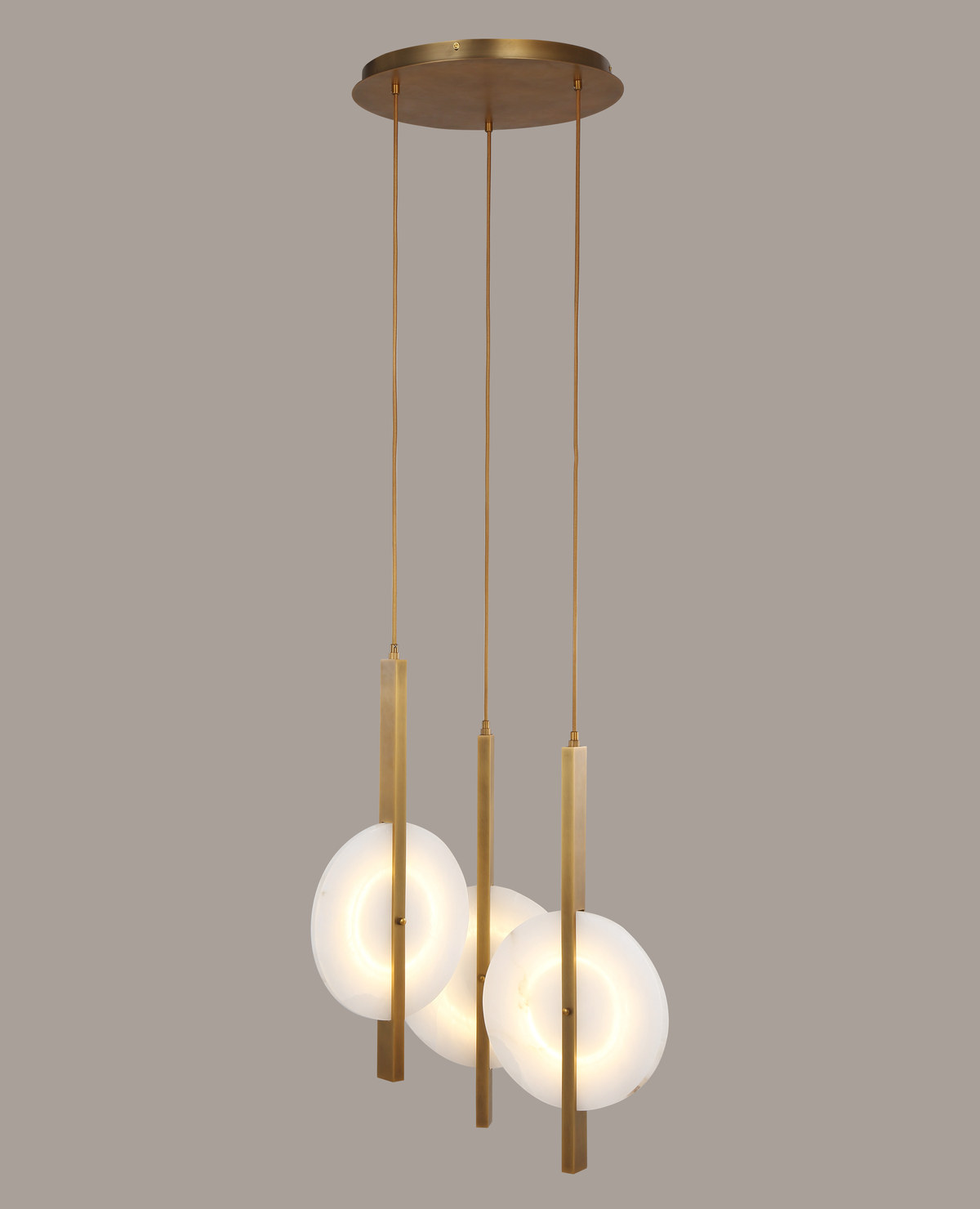 Ø40 × Y62.8 cm ölçülerinde 3 adet alabaster diskli, pirinç çubuklu sarkıt avize