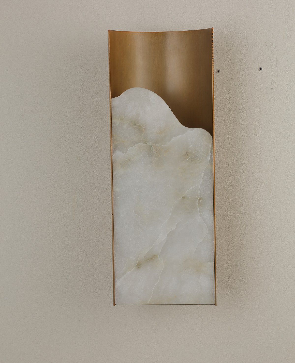 G15 × S10 × Y40 cm ölçülerinde, Alabaster, Pirinç kaplamalı duvar apliği — NHB-W076-40-BB