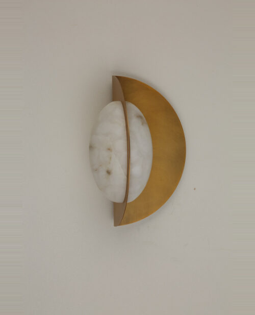 Alabaster yarım ay apliğin kapalı (ışıksız) görünümü
