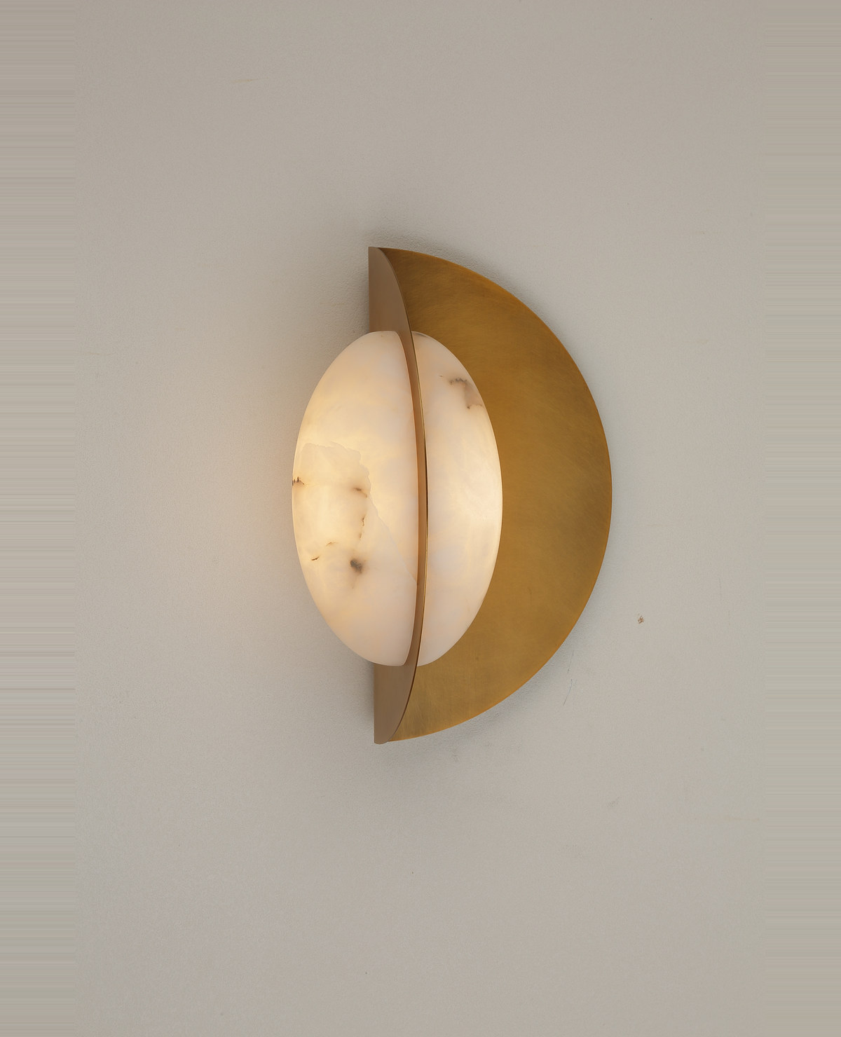 Y22 cm ölçülerinde yarım ay formlu alabaster taşlı, pirinç çerçeveli duvar apliği