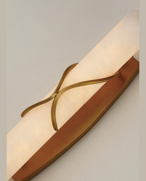 Pirinç X bant detaylı ve alabaster silindirik gövdeli G12.7×S12.5×Y58 cm duvar apliğinin yakın açıdan stüdyo çekimi
