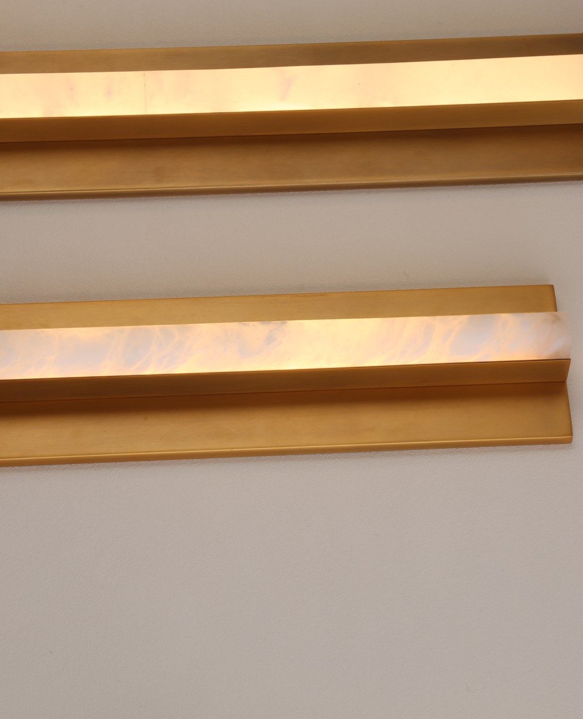 G13 × S6 × Y25 cm ölçülerinde, Alabaster, Pirinç kaplamalı duvar apliği — NHB-W166-25-BB
