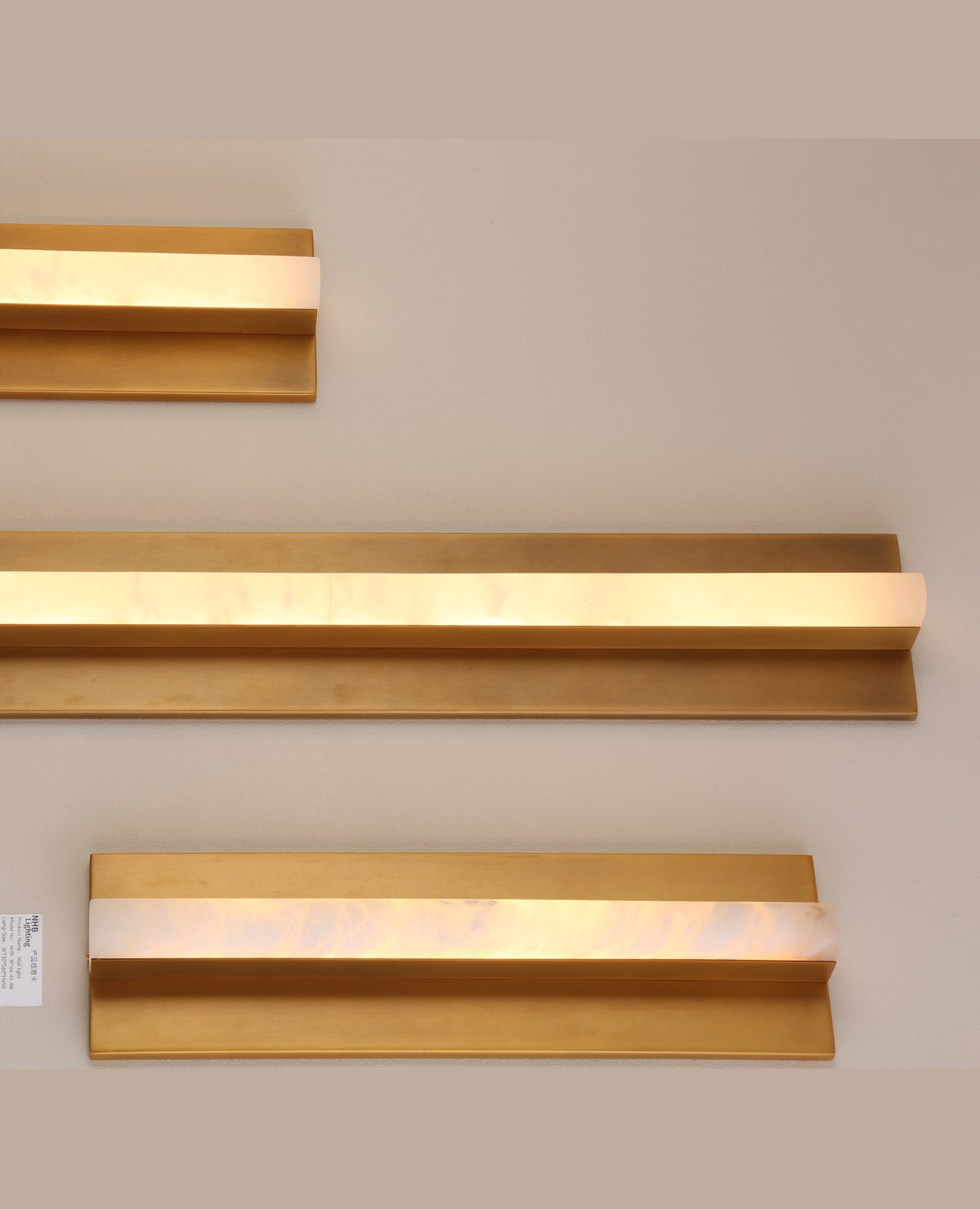 NHB-W166-45-BB duvar apliği: Alabaster, Pirinç malzeme kullanımı, G13 × S6 × Y45 cm ölçü — ürün ana fotoğrafı