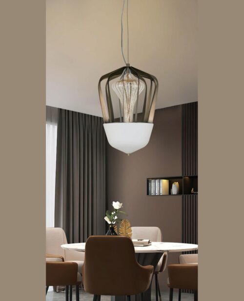 Yuvarlak yemek masası üzerinde tavandan sarkan, siyah metal kafesli ve beyaz cam abajurlu 30×Y45 cm sarkıtın farklı açıdan görünümü